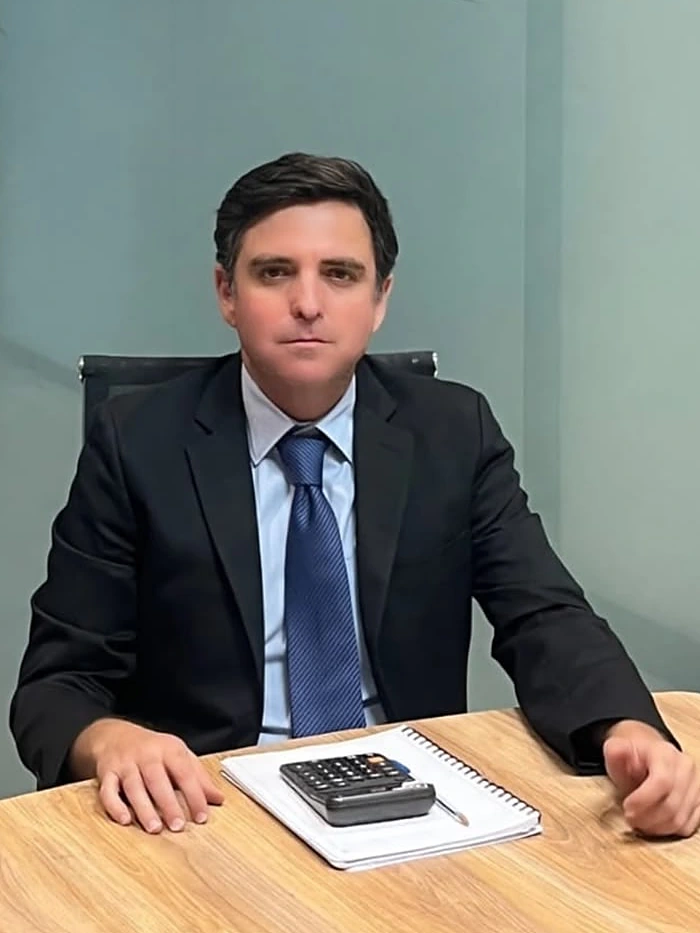 Asesor de Contara en su escritorio
